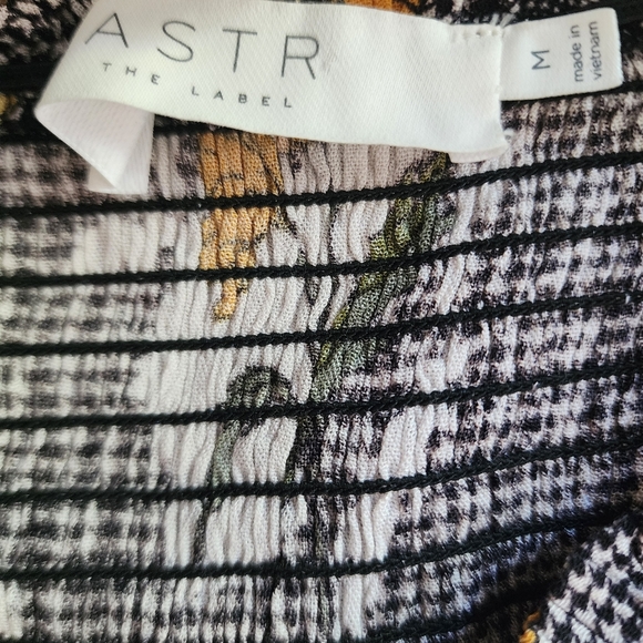 ASTR The Label Floral Smocked Short Sleeve Top M - Picture 5 of 5